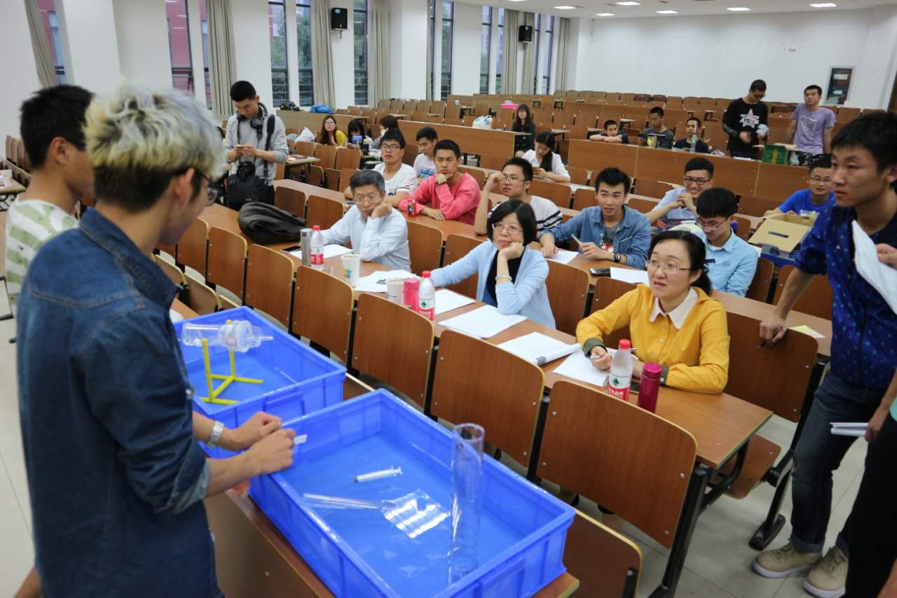 ����ʡ��ѧ�Ƽ�����ר�ҷ������߽��Ͼ����պ����ѧ��չ������ϯ�Ƽ�����ר�ҽ���У�